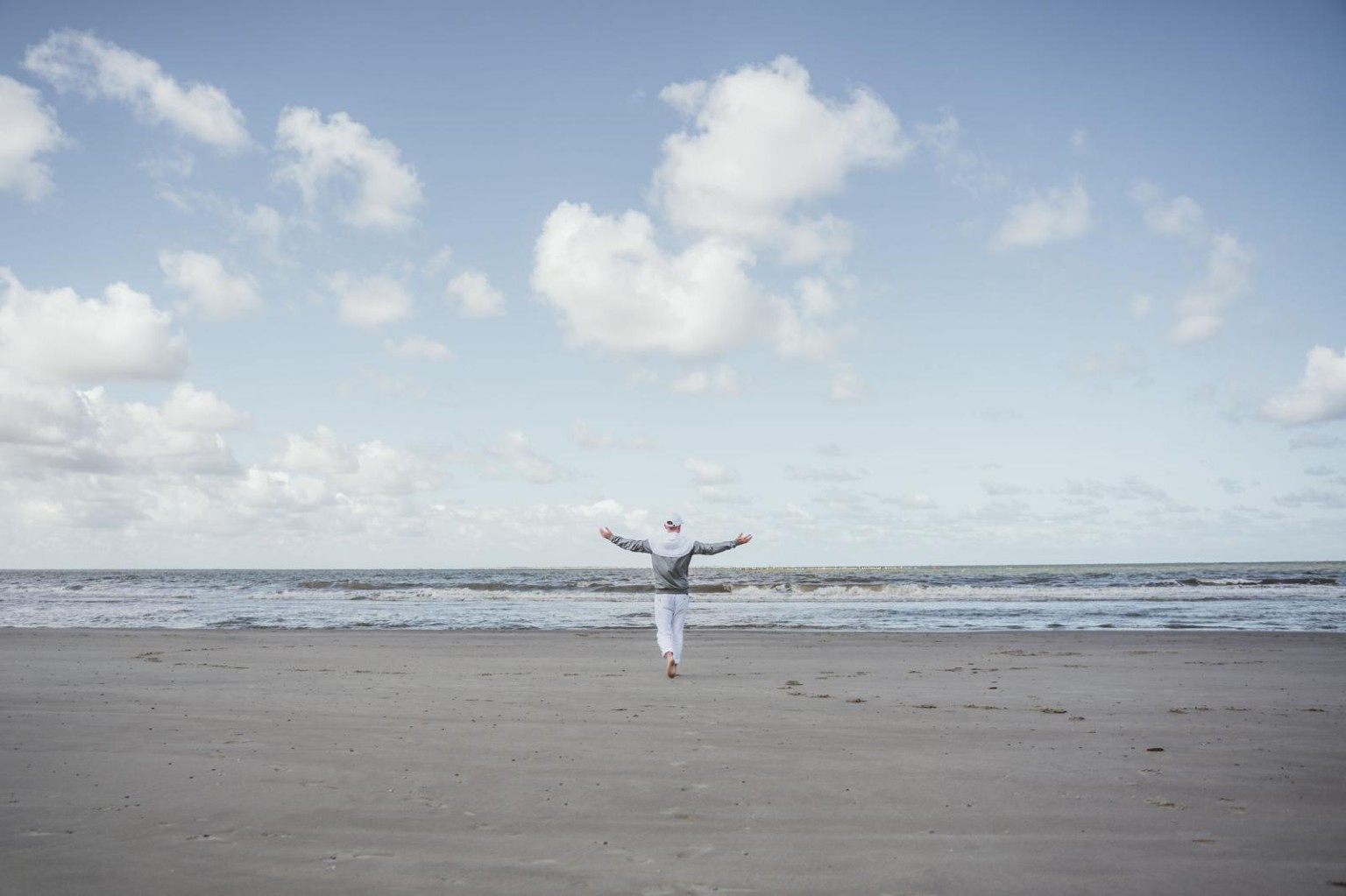 Weite Strandlandschaft mit Steffen Kairies.